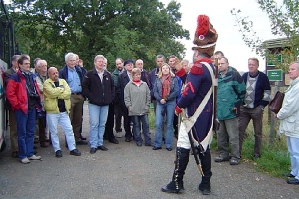 Am Rande des Naturschutzgebietes „Windknollen“ und des ehemaligen Schlachtfeldes von 1806 erinnerte Herr Robert Heyne in historischem Gewand an das Kriegsgeschehen vor fast 200 Jahren (Quelle: U. Prüfer)