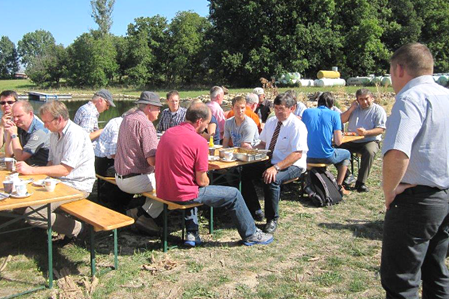 Nebenbei gab es Gelegenheit den hier herangezogenen Wels, auf unterschiedliche Art zubereitet, zu verkosten. Dieser wird, zusammen mit regionalen Spezialitäten, im Hofladen angeboten. (Quelle: DLKG)