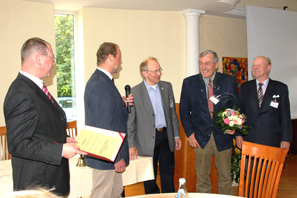 Freuten sich über die Auszeichnung: Vorsitzender DLKG: Armin Werner (Mitte), Staatsekretär Arne Wulff (rechts) und die Vorstandsmitglieder der Teilnehmergesellschaft, Frank Osterkamp, Gerd Schumacher und Dirk Osterkamp (Quelle: DLKG)