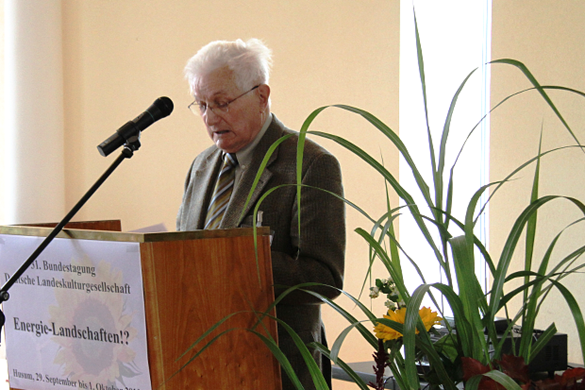 In seiner Laudatio würdigte Herr Professor em. Dr. Norbert Knauer die Leistungen der Mitglieder des Vorstandes des Flurbereinigungsverfahrens "Malenter Au" (Quelle: DLKG)