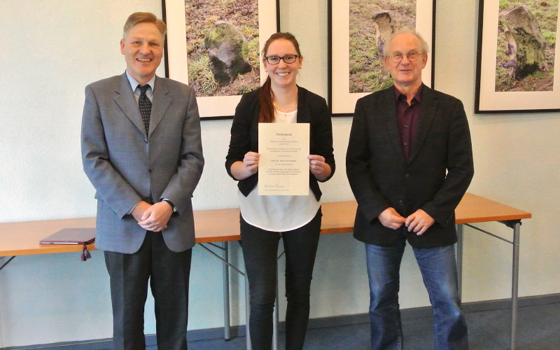 von links: Prof. Dr. Karl-Heinz Thiemann (Vorsitzender der DLKG), Anna-Lena Zimmer (die Preisträgerin) und Axel Lorig (der Betreuer)