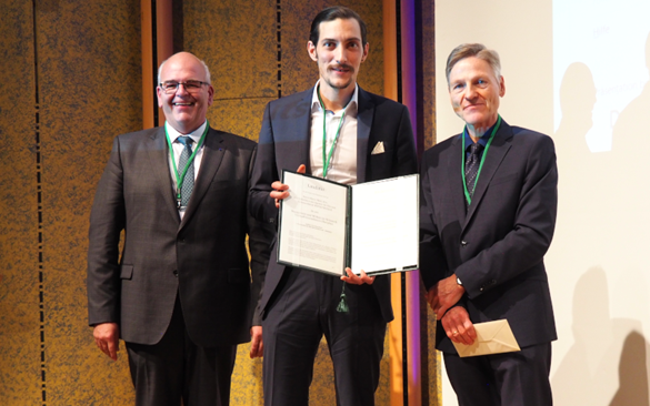 v.l.n.r.: Klaus Meyer (Erster Bürgermeister des Marktes Bad Neualbenreuth), Marco Härtl, M.A. (Agentur für Film und Kommunikation BEWEGTER BLICK), Prof. Dr. Karl-Heinz Thiemann (Vorsitzender der DLKG von 2011 bis 2023)